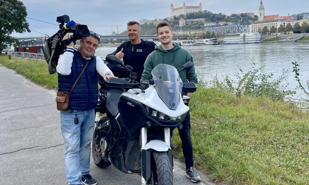 רומן והצוות שלו בברטיסלבה. ליד האופנוע ועם המצלמה