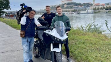 רומן והצוות שלו בברטיסלבה. ליד האופנוע ועם המצלמה