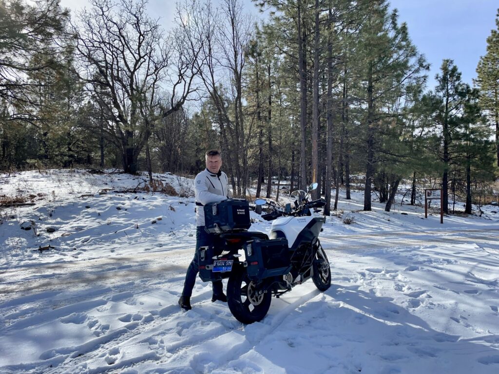 רומן מצולם כשהוא מחזיק את האופנוע החשמלי שלו, Zero, בשלג בארצות הברית, חוויית הרכיבה הראשונה שלו בשלג במהלך החורף