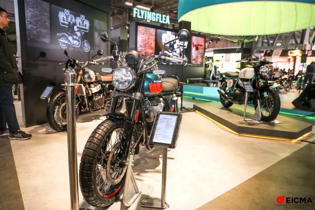 מבט קדמי על אופנוע חשמלי של רויאל אנפילד