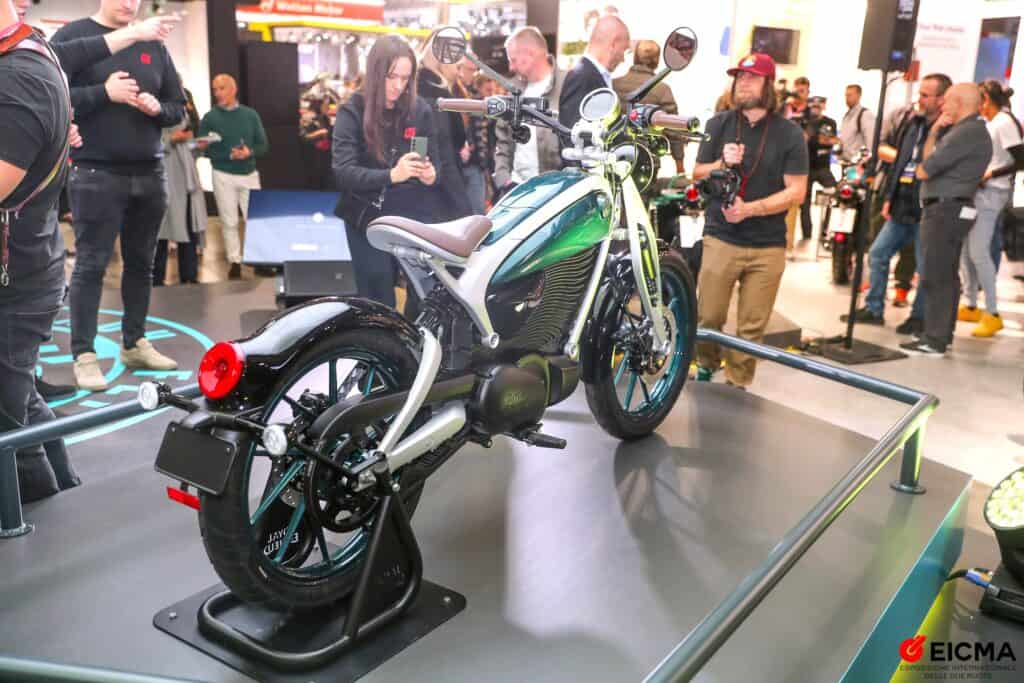אופנוע חשמלי של רויאל אנפילד בתערוכת EICMA 2024 במילאנו