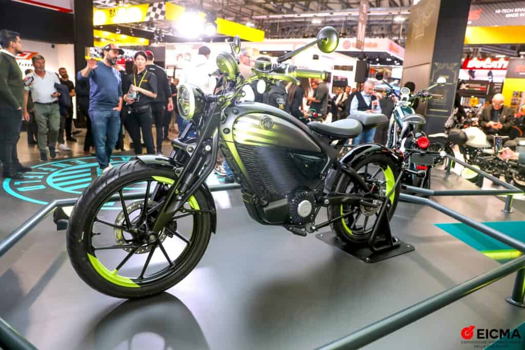 אופנוע חשמלי של רויאל אנפילד בתערוכת EICMA 2024 במילאנו
