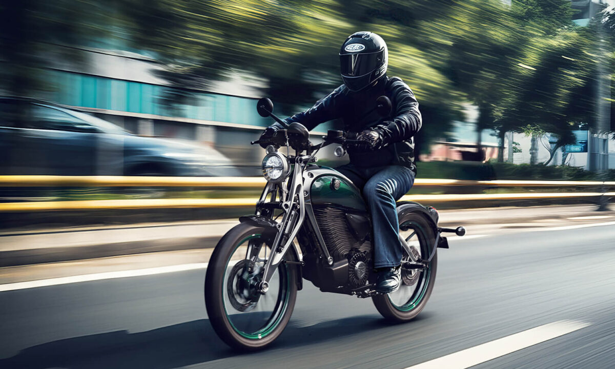 אופנוע חשמלי של רויאל אנפילד בנסיעה בעיר