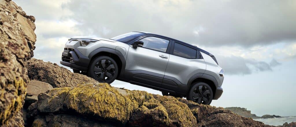 מבט צד על סוזוקי אי-ויטרה חשמלי בשטח