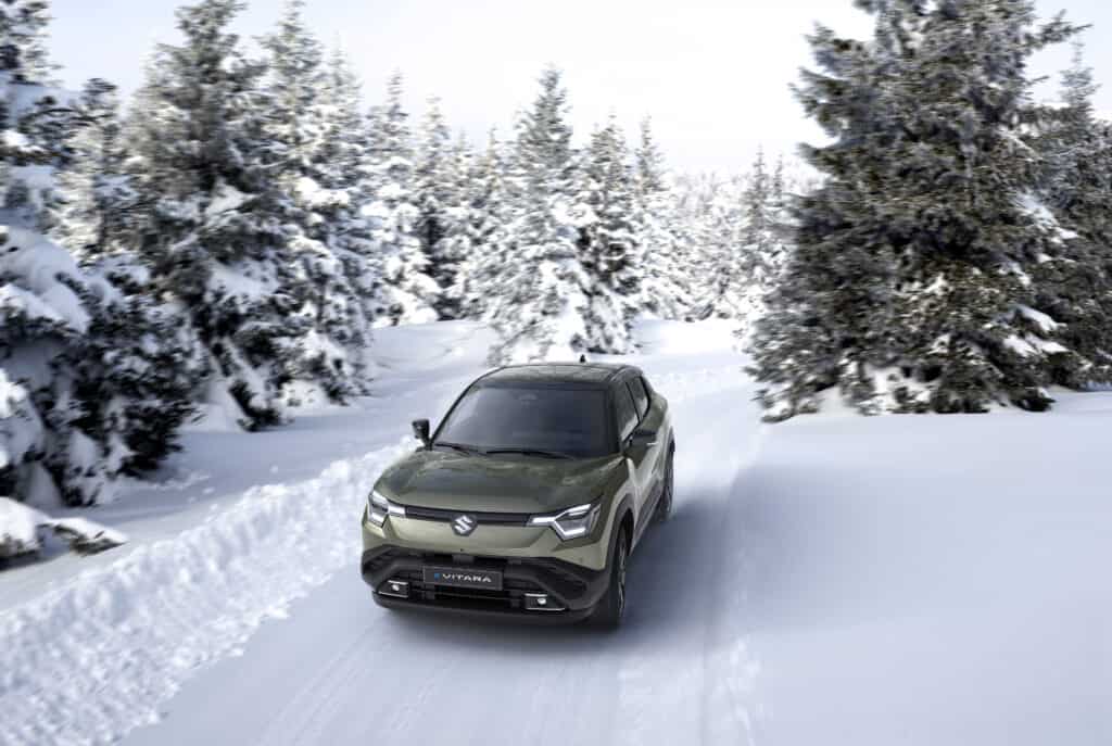 סוזוקי אי-ויטרה בנסיעה בשלג