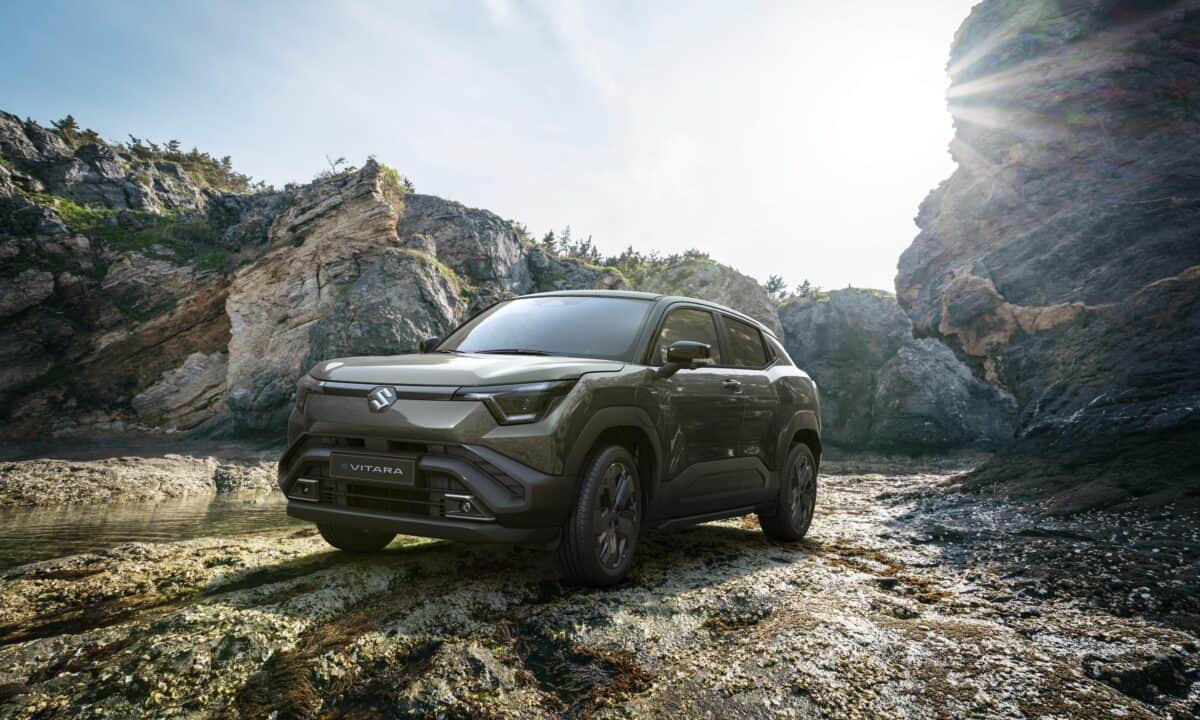 מבט קדמי על סוזוקי אי-ויטרה חשמלי בשטח