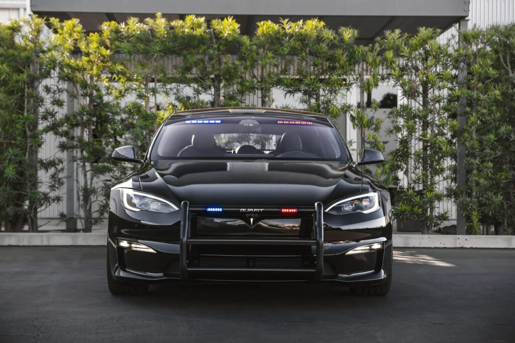 מבט קדמי על טסלה מודל S פלייד בגרסה משטרתית של Unplugged Performance