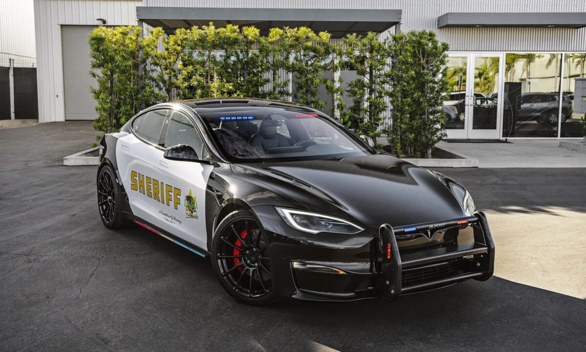 טסלה מודל S פלייד בגרסה משטרתית של Unplugged Performance