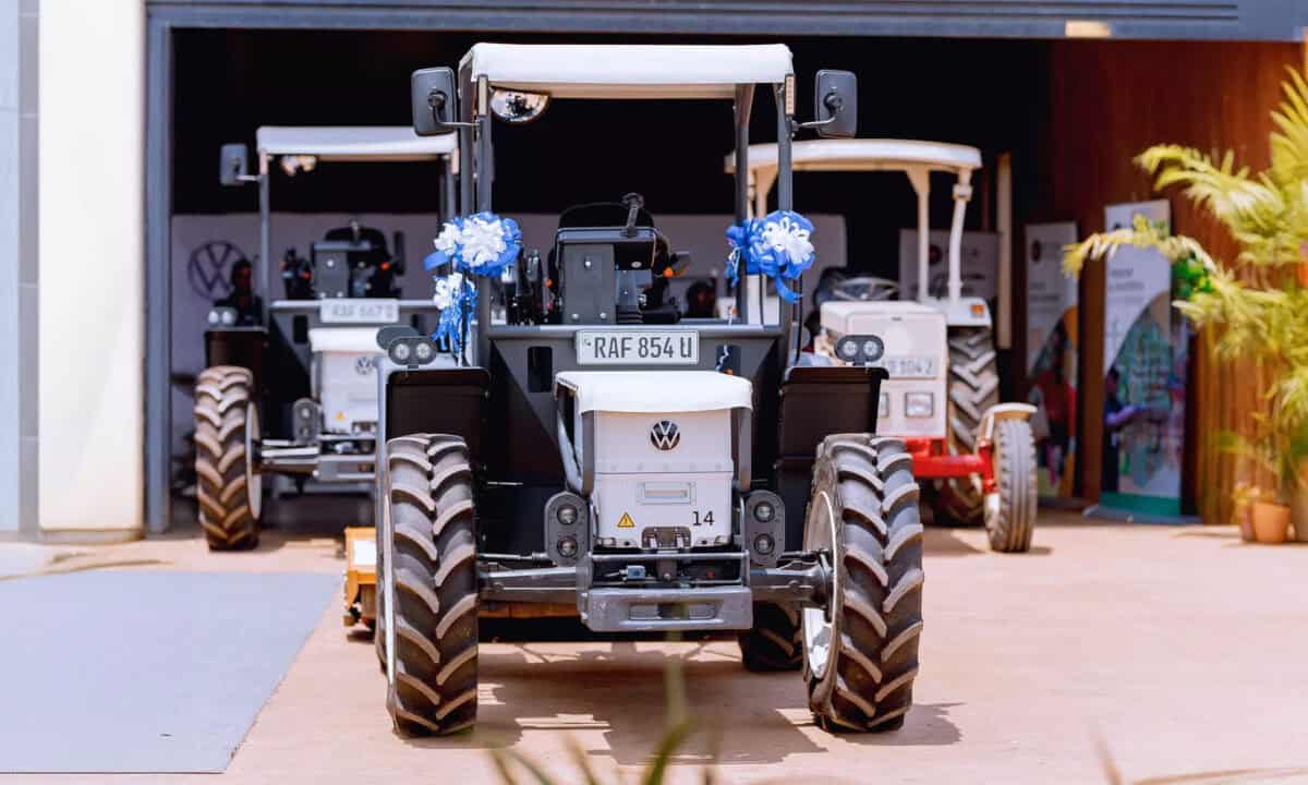 טרקטור חשמלי מבית פולקסווגן בחווה באפריקה