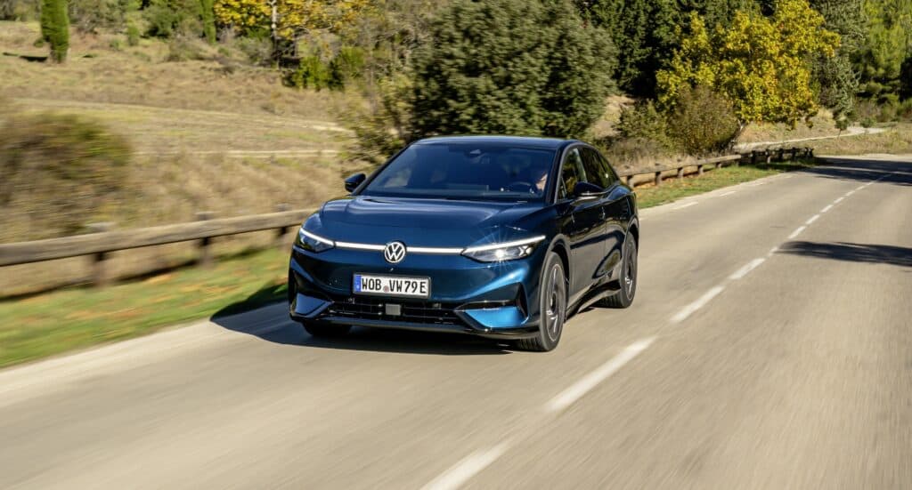 פולקסווגן ID.7 חשמלית בצבע כחול בנסיעה על כביש