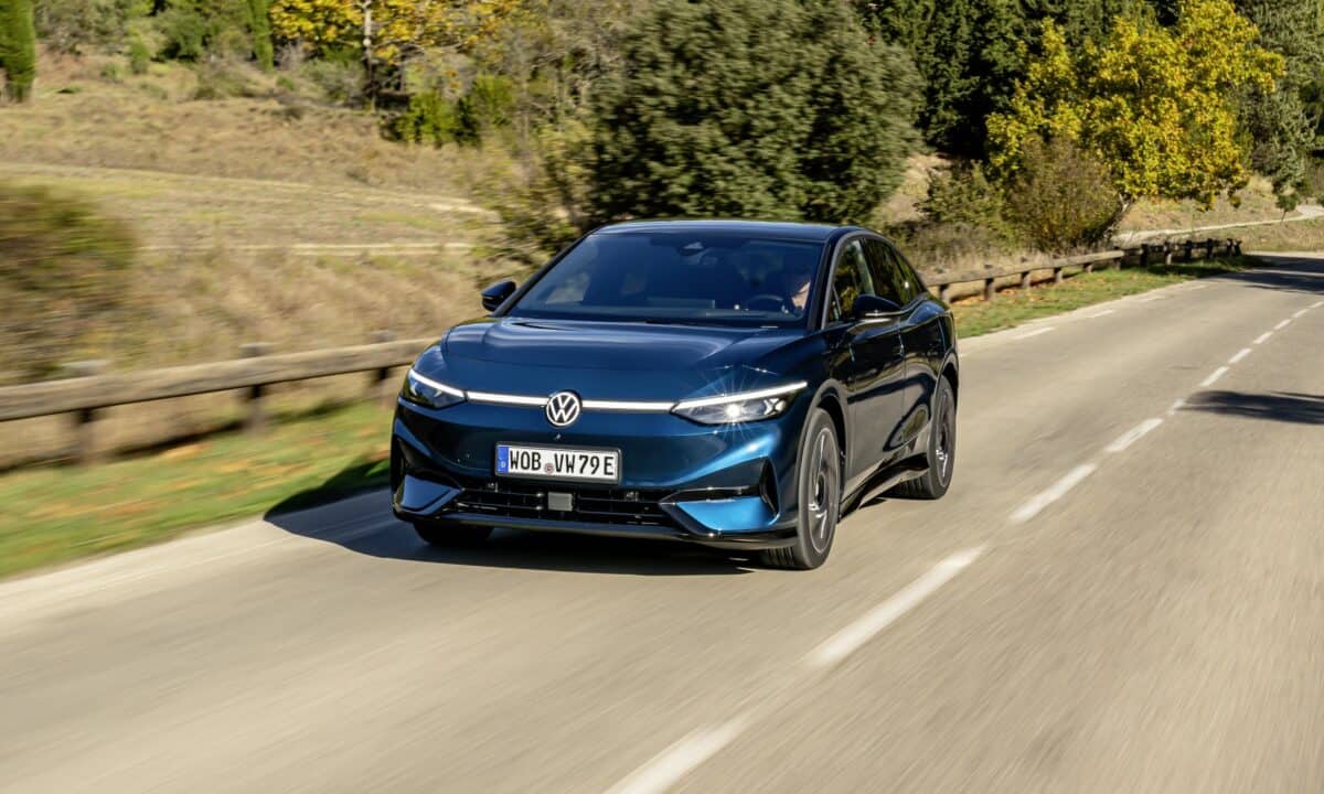 פולקסווגן ID.7 חשמלית בצבע כחול בנסיעה על כביש
