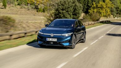 פולקסווגן ID.7 חשמלית בצבע כחול בנסיעה על כביש