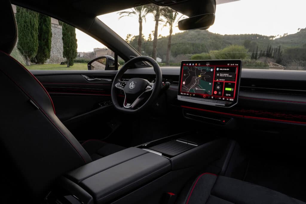 תא הנוסעים וסביבת הנהג מעוצבות בסגנון ספורטיבי בפולקסווגן ID.7 GTX