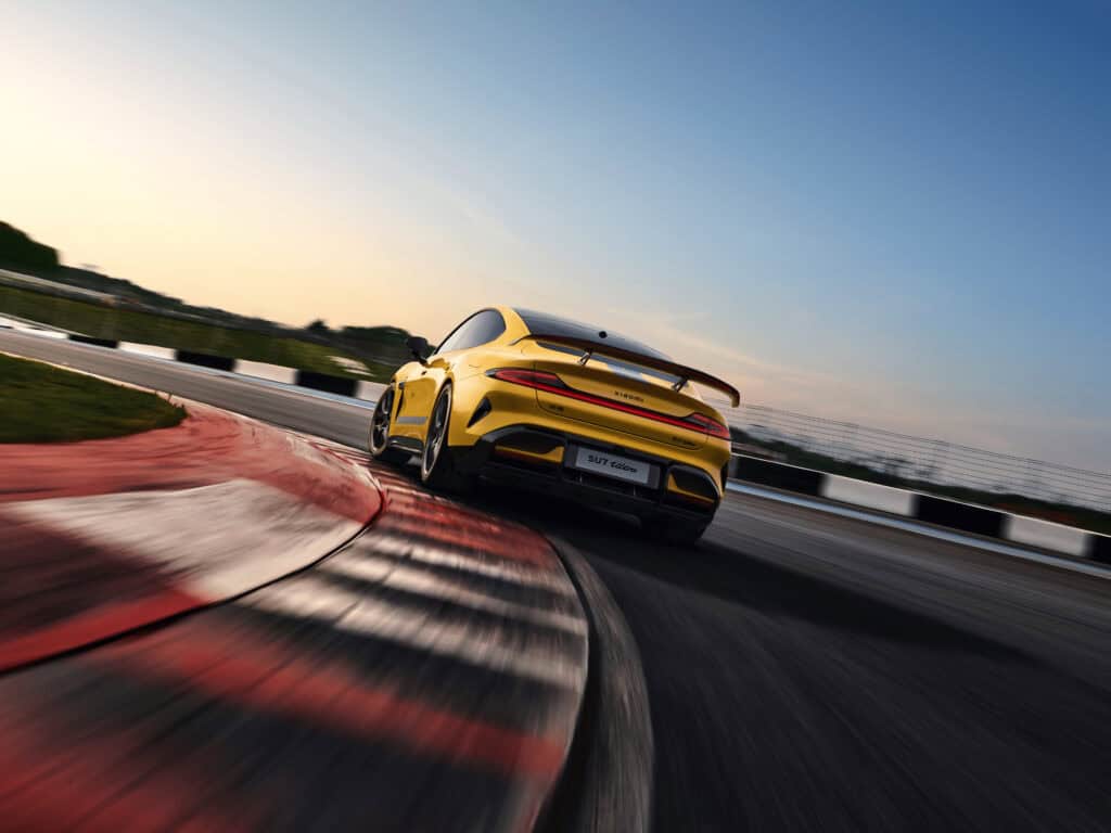 מבט אחורי על השיאומי SU7 אולטרה במסלול המירוצים