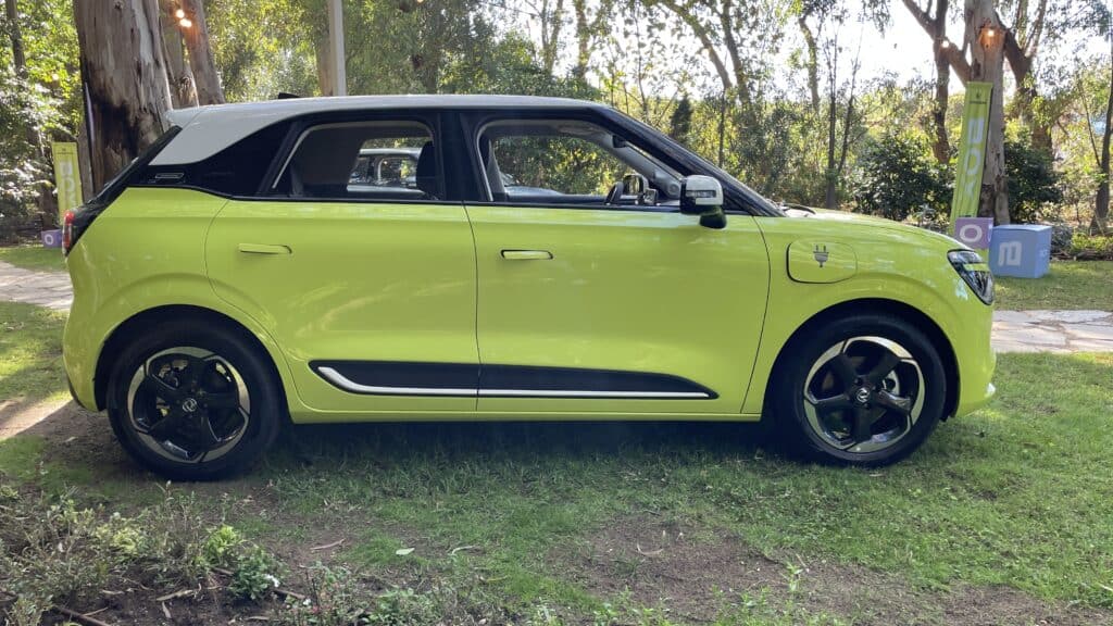 מבט צד על דונגפנג בוקס בצבע צהוב