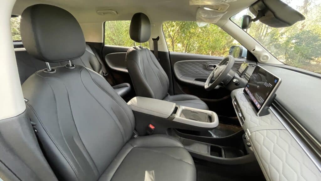 פנים הרכב והמושבים הקדמיים בדונגפנג בוקס