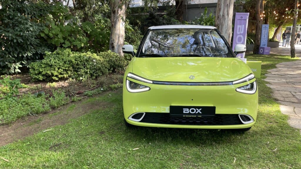 קדמת הרכב של דונגפנג בוקס בצבע צהוב