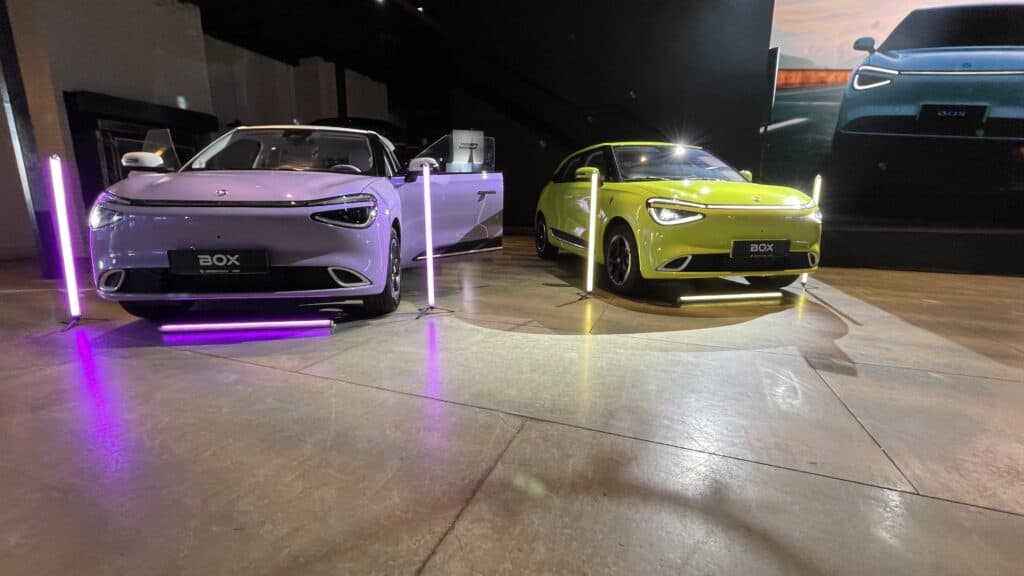 שני רכבי דונגפנג בוקס חשמליים בהשקה של הדגם בישראל