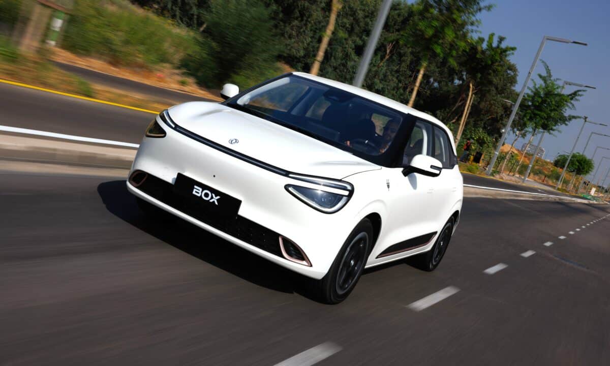 דונגפנג בוקס לבנה בנסיעה על כביש