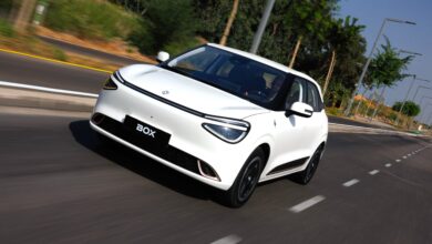 דונגפנג בוקס לבנה בנסיעה על כביש