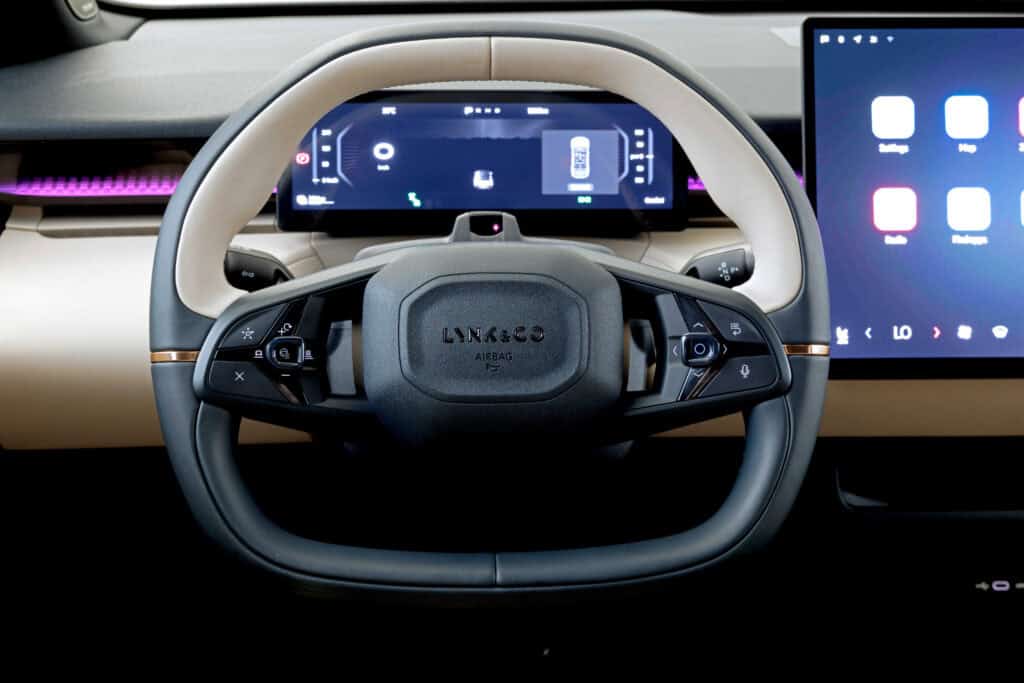 ההגה ולוח המחוונים של לינק אנד קו 02