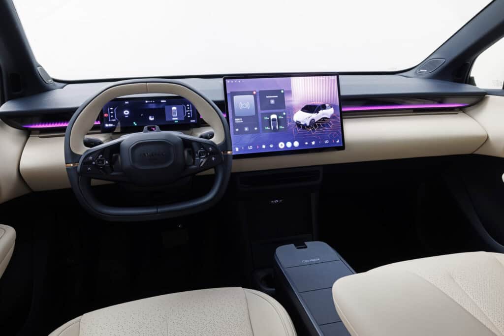 פנים הרכב וסביבת הנהג של לינק אנד קו 02