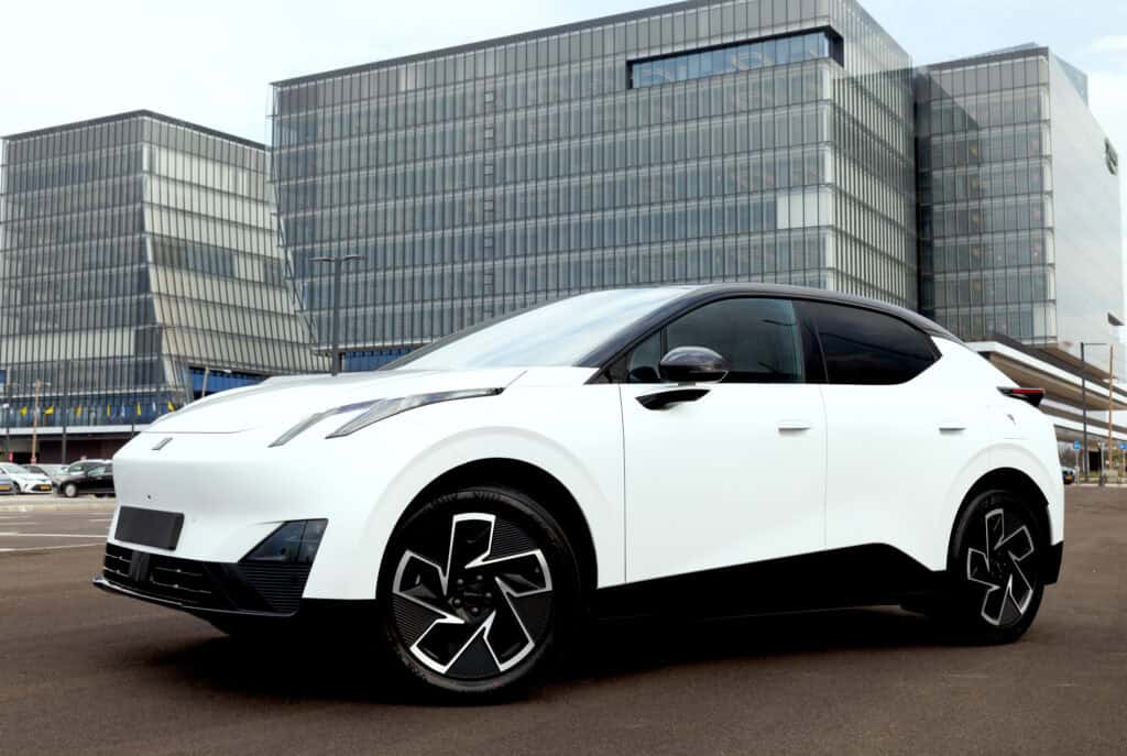 לינק אנד קו 02 מבט צד