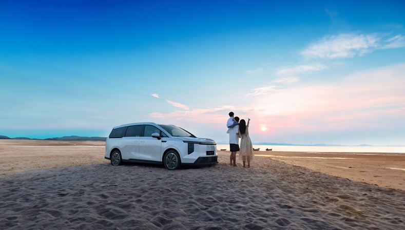 מבט צד על מקסוס MIFA 9 בחוף הים