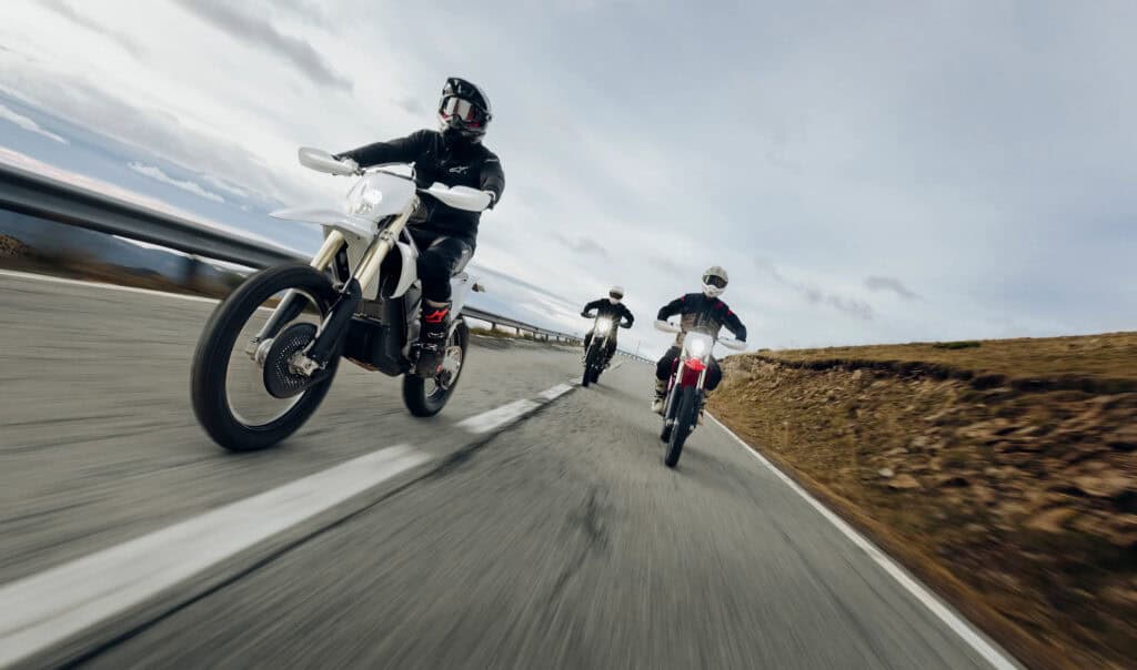 שלושה רוכבי אופנוע רוכבים על סטארק וורג EX בכביש