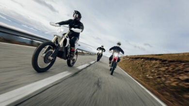 שלושה רוכבי אופנוע רוכבים על סטארק וורג EX בכביש