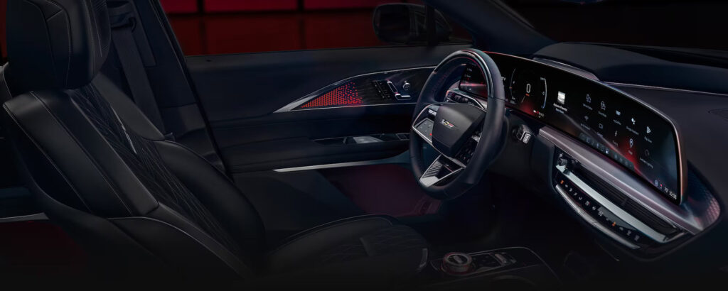 פנים הרכב וסביבת הנהג של קאדילק ליריק V חשמלי