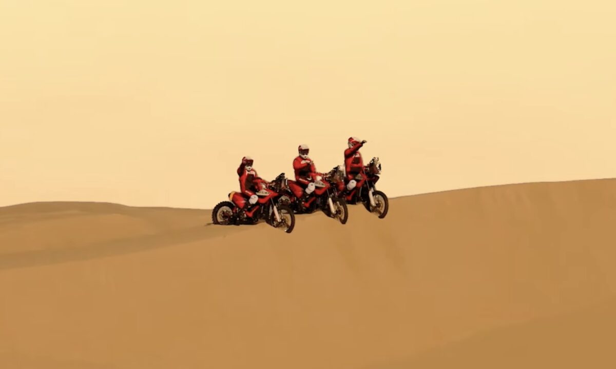 שלושה רוכבי אופנוע חשמלי בדקאר 2025