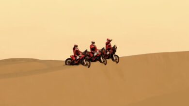 שלושה רוכבי אופנוע חשמלי בדקאר 2025