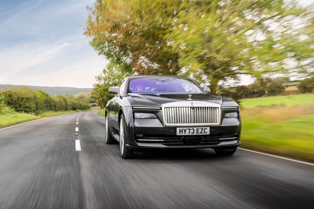 רולס רויס ספקטר בנסיעה על כביש
