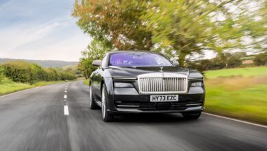 רולס רויס ספקטר בנסיעה על כביש