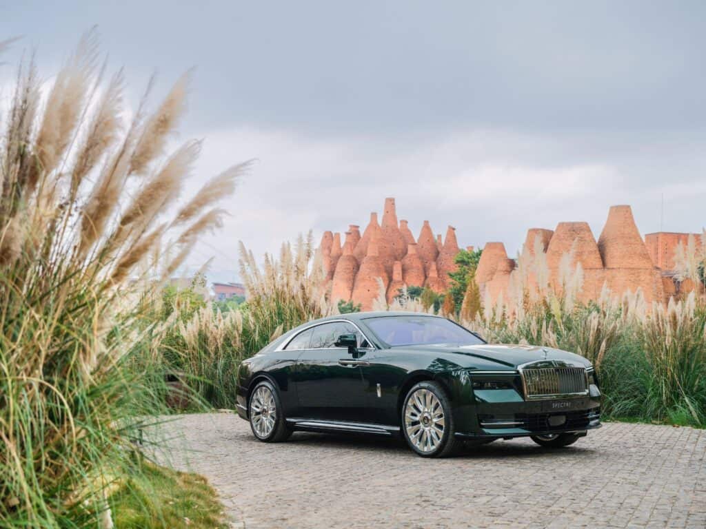 מבט צד על רולס רויס ספקטר חשמלית