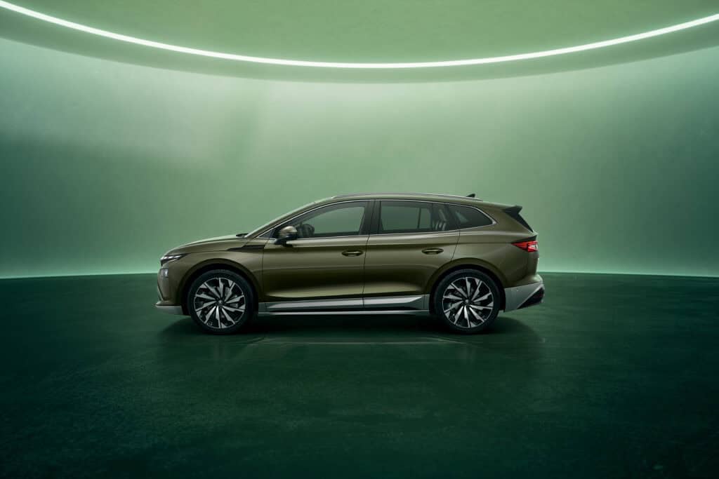 מבט צד על סקודה אניאק 2025