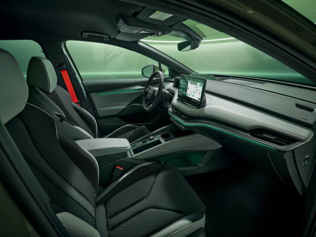 פנים הרכב וסביבת הנהג של סקודה אניאק 2025