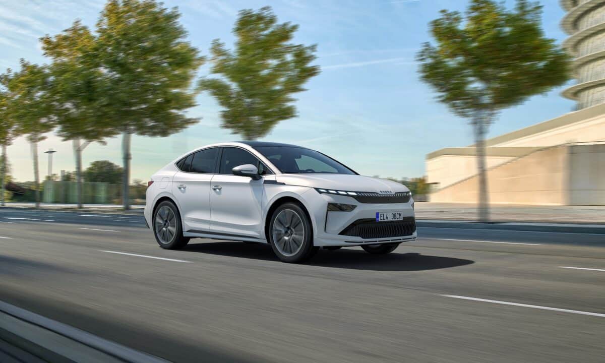 סקודה אניאק קופה 2025 בנסיעה בכביש