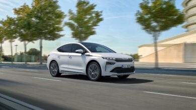 סקודה אניאק קופה 2025 בנסיעה בכביש