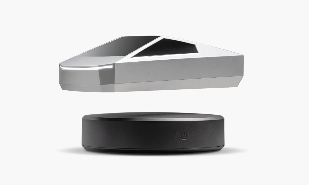 טסלה סייברטראק מרחף עם בסיס עגול ושחור