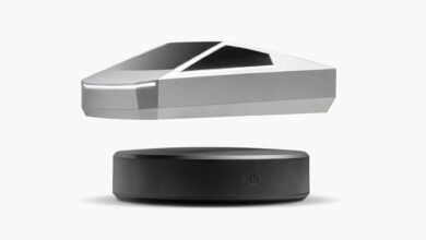 טסלה סייברטראק מרחף עם בסיס עגול ושחור