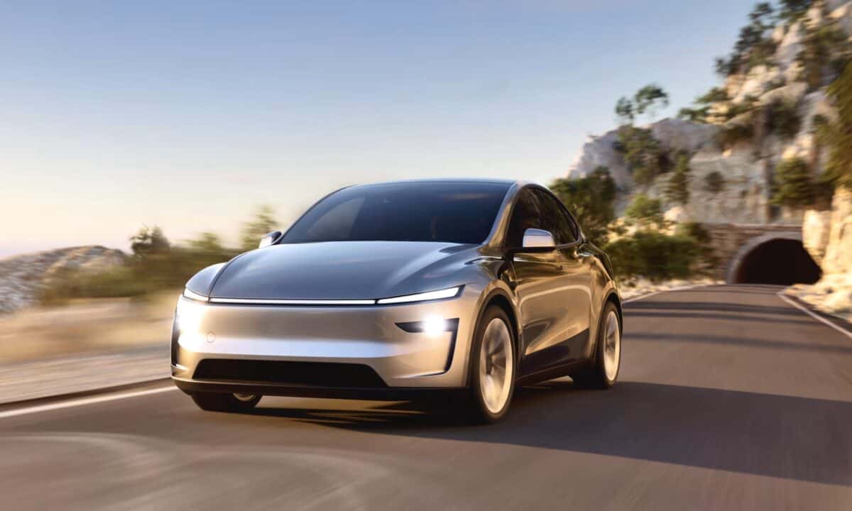 טסלה מודל Y החדשה מודל 2025 בנסיעה על כביש