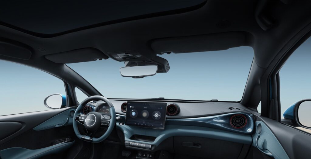 פנים הרכב וסביבת הנהג של BYD דולפין גרסת 2025