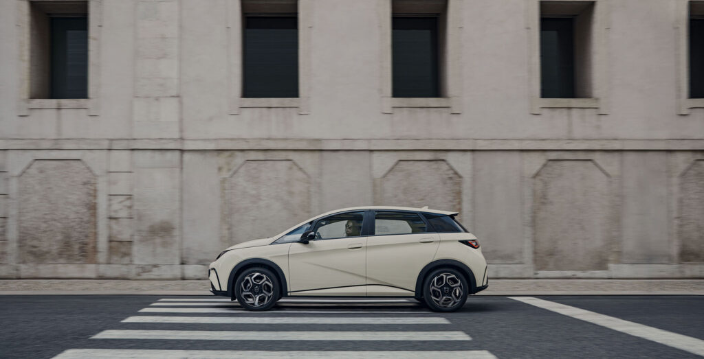 מבט צד על BYD דולפין גרסת 2025