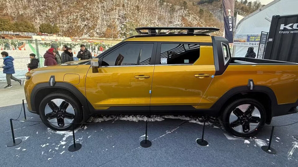 מבט צד על טנדר חשמלי KGM מוסו