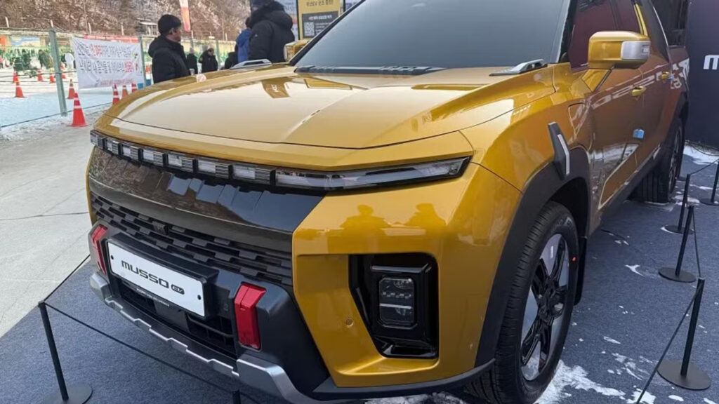 קדמת הרכב של טנדר חשמלי KGM מוסו