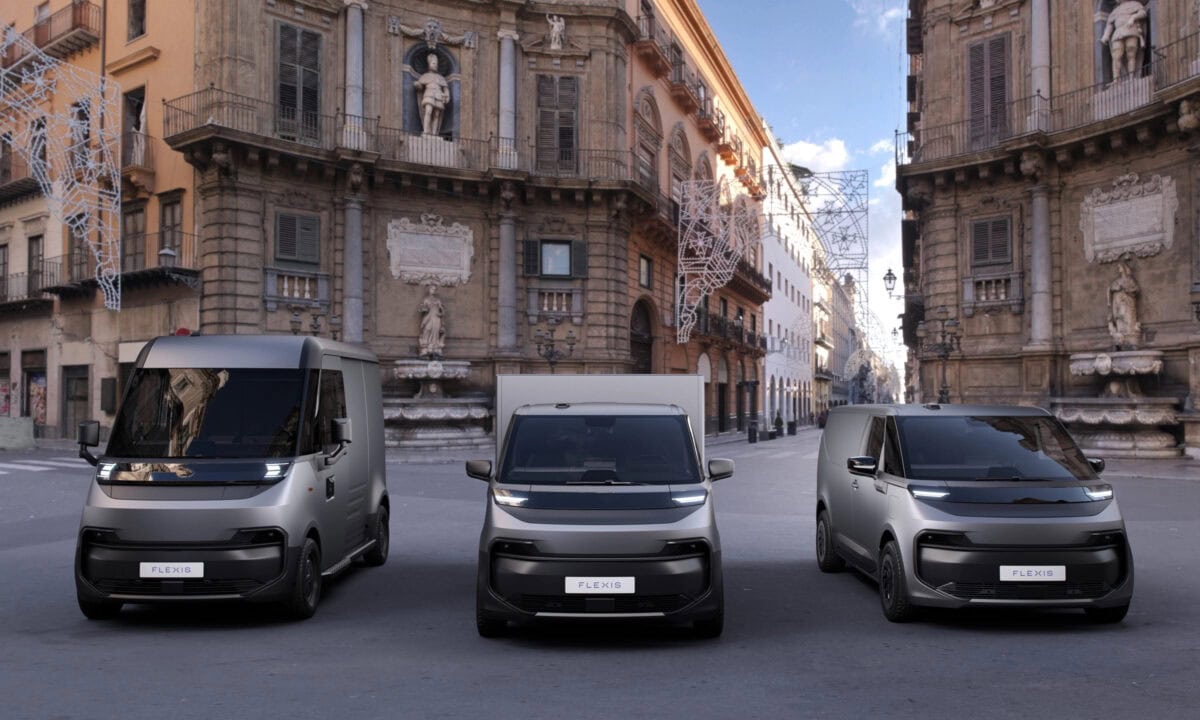 שלושה רכבים מסחריים חשמליים של מותג פלקסיס