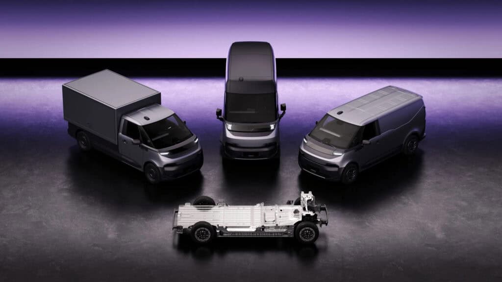 שלושה רכבים מסחריים חשמליים של מותג פלקסיס יחד עם פלטפורמה חשמלית