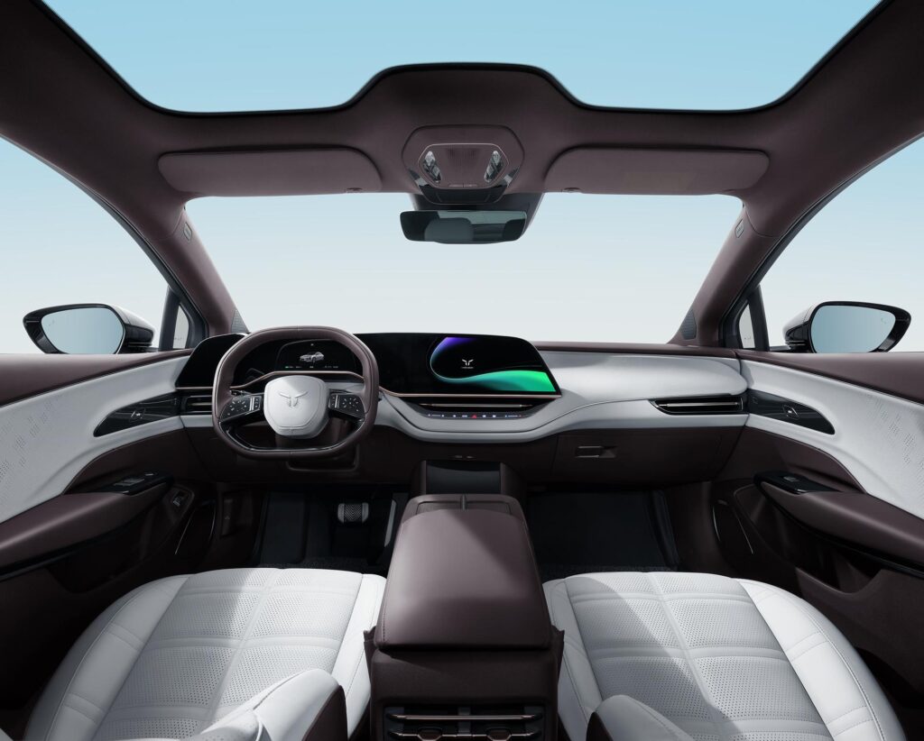 פנים הרכב של הונגצ׳י EH7